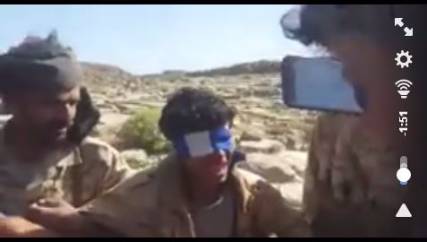 بالفيديو: أسير حوثي بيد المقاومة يبكى لظنه أن المقاومة ستذبحه والأخيرين "نحن أخوانك"