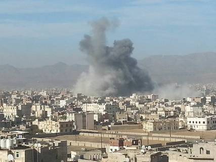 طيران التحالف يقصف مواقع وأهداف بينها أحد الفنادق في العاصمة صنعاء (أسماء المواقع+ صور)
