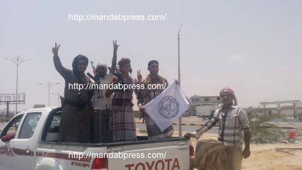 مسلحو القبائل بحضرموت يتمركزون في محيط المكلا الواقعة تحت سيطرة القاعدة (صورتين)