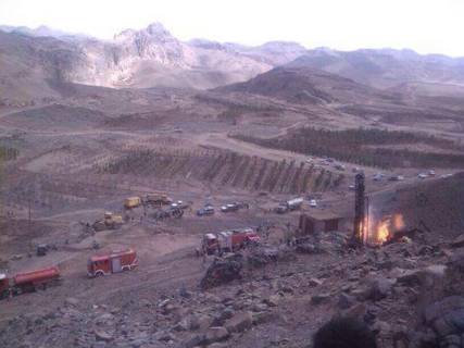 فريق من هيئة استكشاف النفط يزور بئر خولان ويأخذ عينات لتحليلها