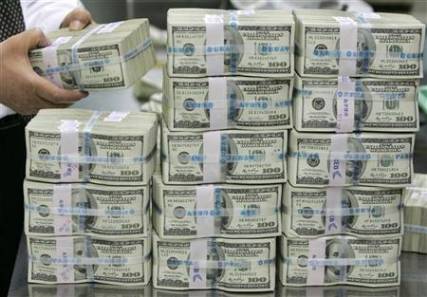 الدولار يختفي والعملة تنهار
