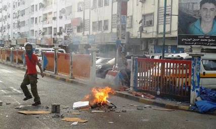عدن: محتجون يقطعون الشوارع احتجاجاً بعدم قبولهم ضمن سجلات المجندين
