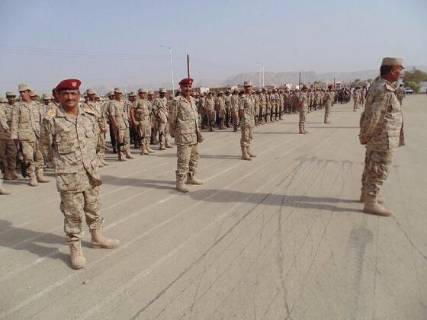 آلاف الجنود يحتشدون في جنوب صنعاء بعد رفض الحوثي وصالح صرف رواتبهم 