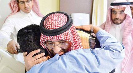 ولي العهد السعودي يزور عسكريين أصيبوا على الحدود اليمنية ويطمئن عليهم