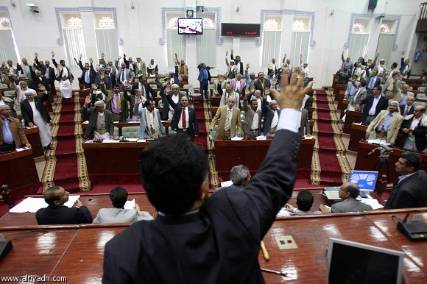 البرلمان يمنح حكومة بحاح الثقة "بالإجماع" والأخيرة تتعهد برفض العقوبات الأممية على "صالح" 