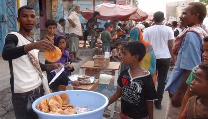 الحكومة تسعى للسيطرة على إيرادات المدن المحرّرة
