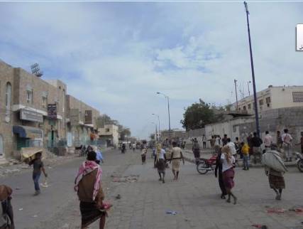مصادر محلية: أعمال نهب واسعة لمقرات أمنية في لحج بعد سقوطها في يد اللجان الشعبية الموالية لهادي