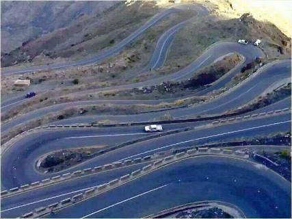 مقاتلون جنوبيون يسيطرون على منطقة استراتيجية بمساندة الأباتشي