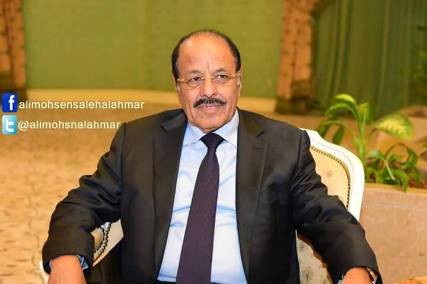 الفريق علي محسن يطمئن على صحة اللواء الحليلي ويؤكد أن هذه الجريمة ستمثل دافعا لمواصلة الحرب على الإرهاب