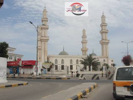 الرئيس هادي يؤدي صلاة الجمعة بجامع الخير بخور مكسر  وتحليق مكثف للطيران الحربي في سماء المعاشيق