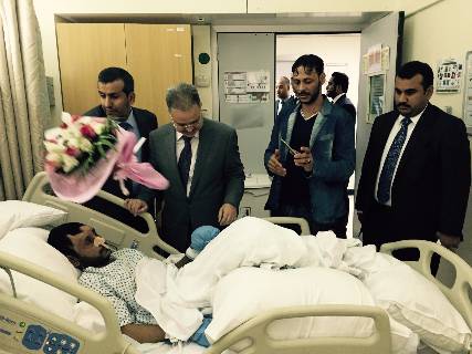 الوزير المخلافي يتفقد الجرحى اليمنيين بالإمارات