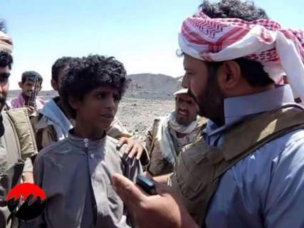 احد اسرى الحوثيين يبكي بين يدي رجال المقاومة بعد ان سلم نفسة 