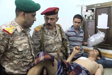 رئيس المجلس العسكري بتعز يزور الجرحى والمرابطين في الجبهات (صور)