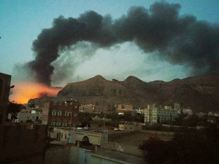 شاهد الدخان وحرائق كبيرة في العاصمة صنعاء (صور)