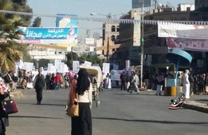 الحوثيون يغلقون الشوارع المؤدية إلى ساحة التغيير ويحشدون انصارهم في وجه شباب الثورة (صور)