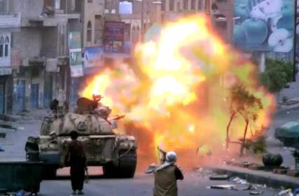 هيومن رايتس: الحوثيون قصفوا مناطق في عدن دون مراعاة للمدنيين