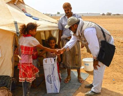 مركز الملك سلمان يوزع 100 ألف سلة غذائية للفقراء والنازحين بسيئون