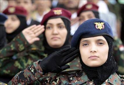 في حادثة غريبة .. امرأتان تختطفان شرطية في تعز