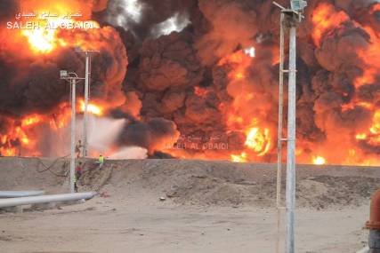 شاهد صور جديدة مريعة لألسنة اللهب وسحب الدخان في حريق مصافي عدن