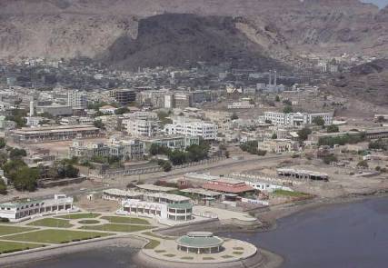 مجهولون يلقون قنبلة على مبنى صحيفة الأيام بعدن