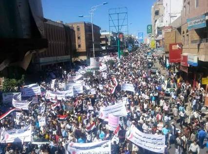 من تعز الثورة .. عشرات الآلاف يحتفلون بذكرى 11 فبراير (صور)