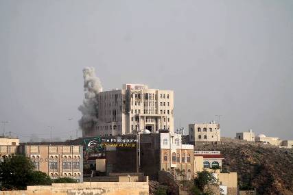 بالصور: قصف عشوائي عنيف على مدينة تعز وارتفاع أعمدة الدخان من عدة أحياء والمقاومة ترد