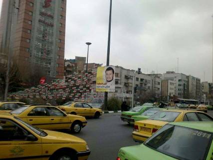 بالصور:  الإيرانيون يحتفلون بصور عبدالملك الحوثي بطهران