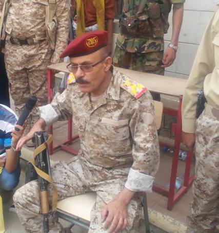 الرئيس هادي يجري اتصالاً هاتفياً بالعميد صادق سرحان قائد اللواء 22 مدرع بتعز