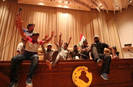 موقع إيراني يطالب الصدر بترك السياسة.. ويسأل: ماذا يريد؟
