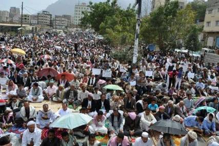 تعز تحدد موقفها من أحداث صنعاء في انتفاضة هي الأكبر منذ عامين"صور"