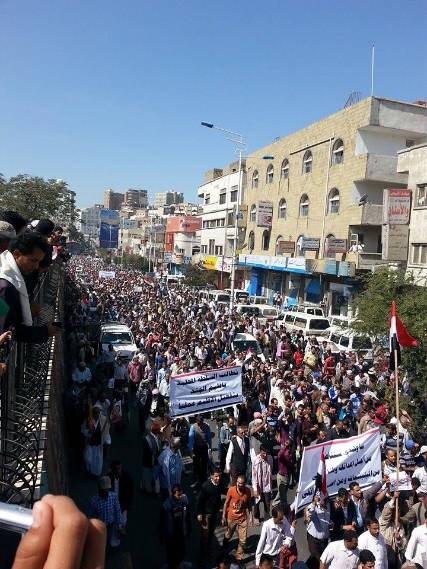 تظاهرة ضخمة في تعز ضد انقلاب الحوثيين"صور"