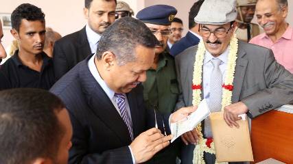 بن دغر يدشن عمل مركز إصدار الجوازات بعدن