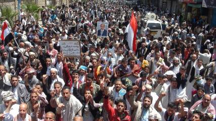 ثلاث مدن يمنية تتظاهر ضد جماعة الحوثي ودعماً لهادي 