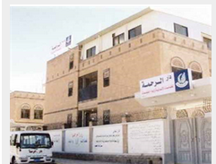 أيتام «تعز» و«صنعاء» في عهدة.. «ماما رقية»