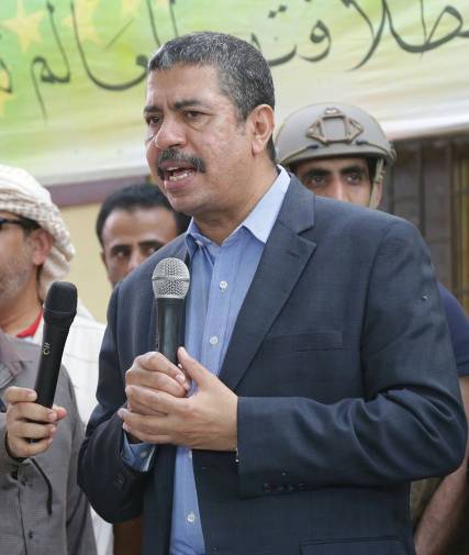نائب رئيس الجمهورية من مدرسة البيحاني يدعو لعودة العملية التعليمية في كل المحافظات (صور)