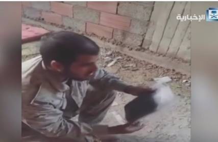 جنود سعوديون يقاتلون الحوثيون يعدون طعاما بطريقة غريبة