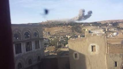 طيران التحالف يشن 16 غارة على أحد المواقع التابعة للمليشيا بعمران (صور)