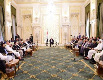 هادي يترأس اجتماعاً بمستشاريه ويشيد بدعم «التحالف»