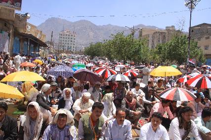 تعز تصلي لـ"إنهاء التمرد" وتشيع قتلى برصاص مسلحي الحوثي