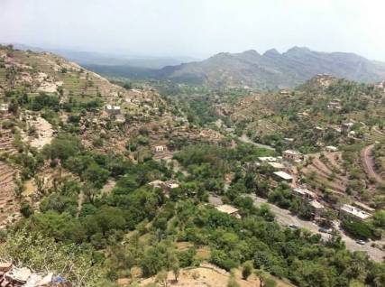 غرب تعز ..  مليشيا الإنقلاب تقصف حمير مقبنة بالكاتيوشا والمقاومة ترد