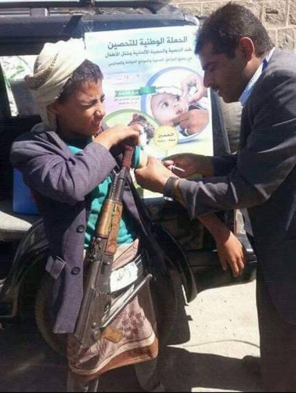 شاهد صورة .. مسلح حوثي يتم تحصينه من شلل الأطفال !