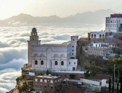 بالصور ...قرية يمنية تجري السحب وتمطر من تحتها 