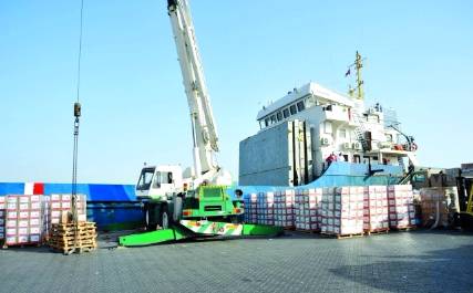 «الهلال الأحمر» ترسل 4832 طناً من المساعدات إلى اليمن