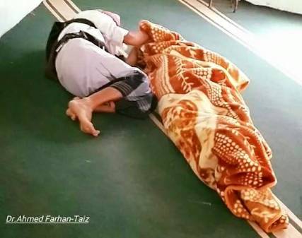 صور مؤثرة.. أب يحتضن ابنه الذي قتله الحوثيون في تعز