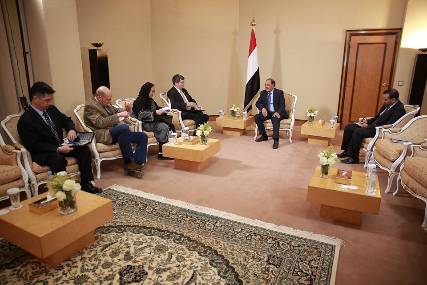 الفريق علي محسن يبلغ واشنطن ولندن بتعنت الانقلابيين وقيامهم بمحاصرة واقتحام معسكر العمالقة