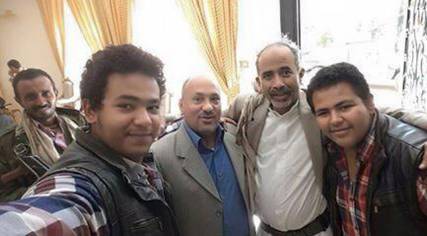 صور جديدة من داخل منزل وزير الدفاع اليمني المحاصر 