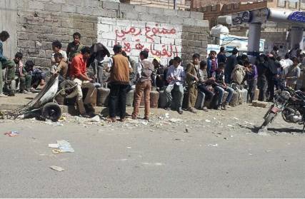 سلطات صنعاء تقر إستيراد الغاز المنزلي بعد تفاقم الأزمة