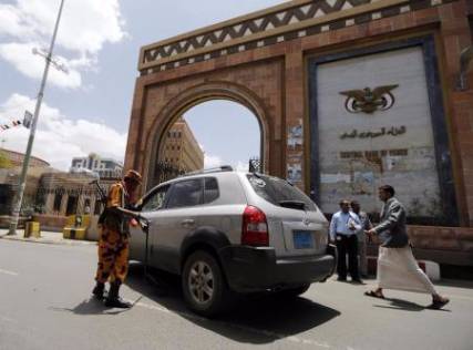 البنك المركزي اليمني يلزم البنوك بمنع التعامل بالدولار
