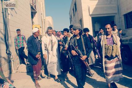 بالصور: قائد المقاومة في تعز يتفقد الجرحى في المدينة