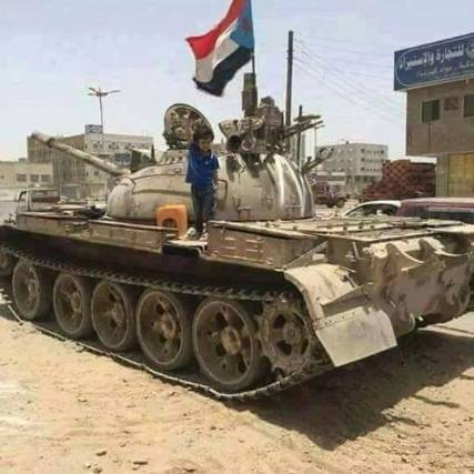 «أكاديمية» يمنية توزع الإغاثة في عدن وتشتري رصاصًا للمقاومة